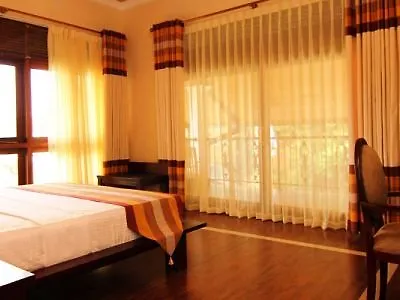 Serene Grand Hotel Kandy 3*,
